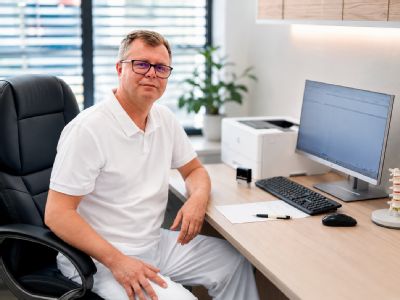 Naboso, v žabkách alebo v teniskách? Ortopéd radí, čo naše nohy v lete skutočne potrebujú