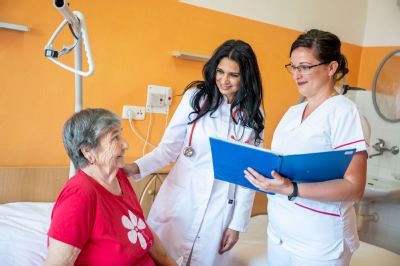 Zdravotníci z bánovskej nemocnice: Byť pri pacientovi, keď sa lúči so životom, je najťažšou skúškou aj dôležitým poslaním